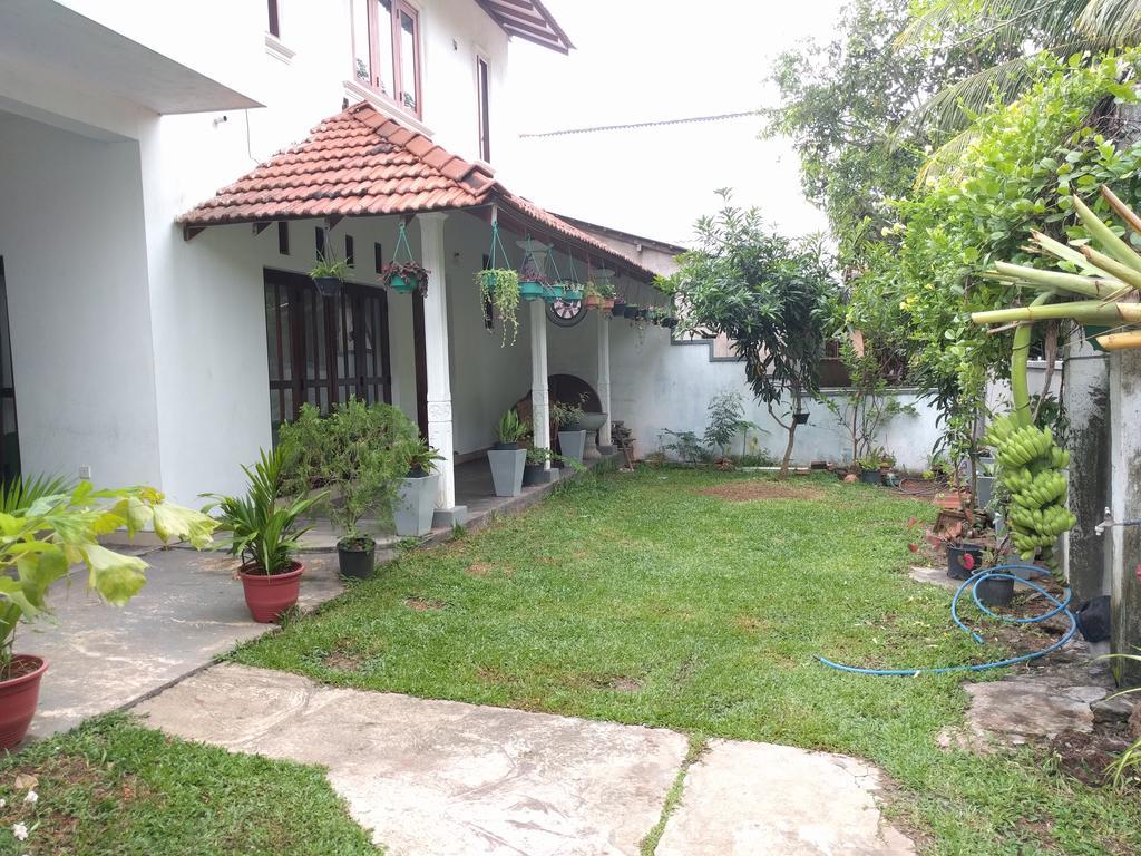 Chelli Homestay Negombo Exterior photo