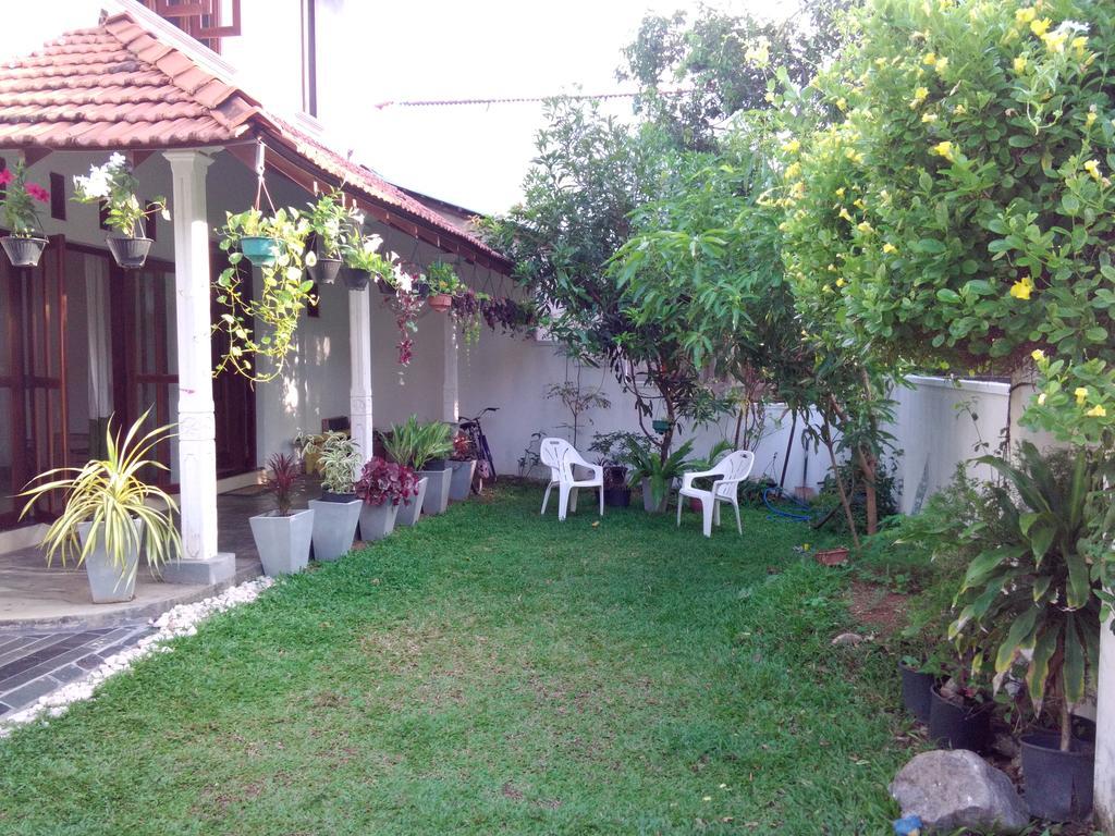 Chelli Homestay Negombo Exterior photo