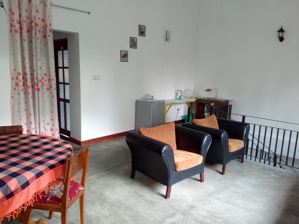 Chelli Homestay Negombo Exterior photo