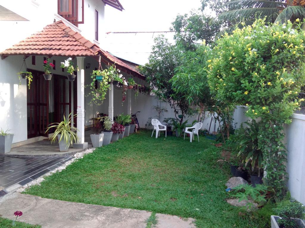Chelli Homestay Negombo Exterior photo