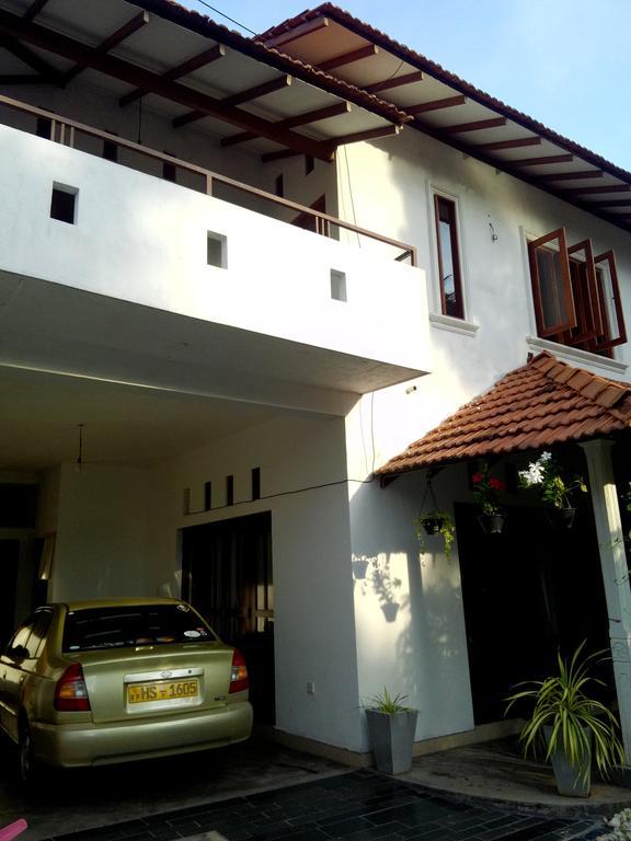 Chelli Homestay Negombo Exterior photo
