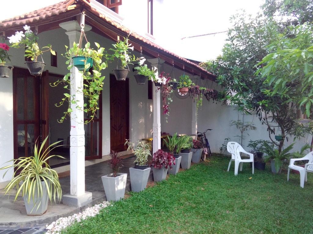 Chelli Homestay Negombo Exterior photo