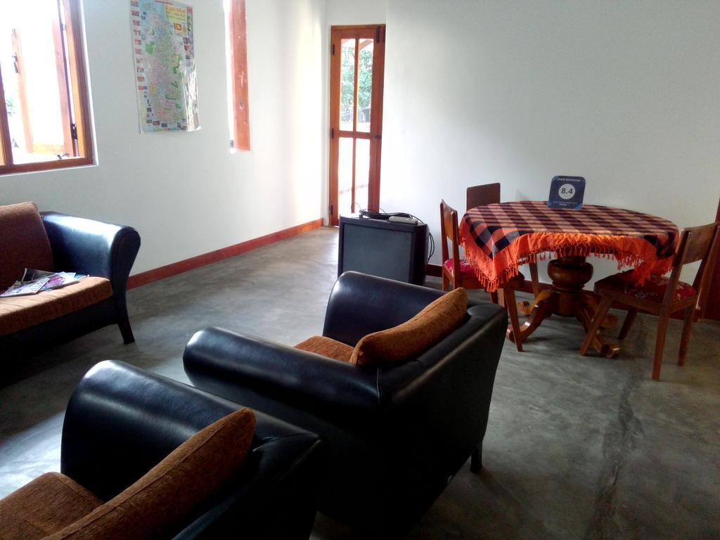 Chelli Homestay Negombo Exterior photo