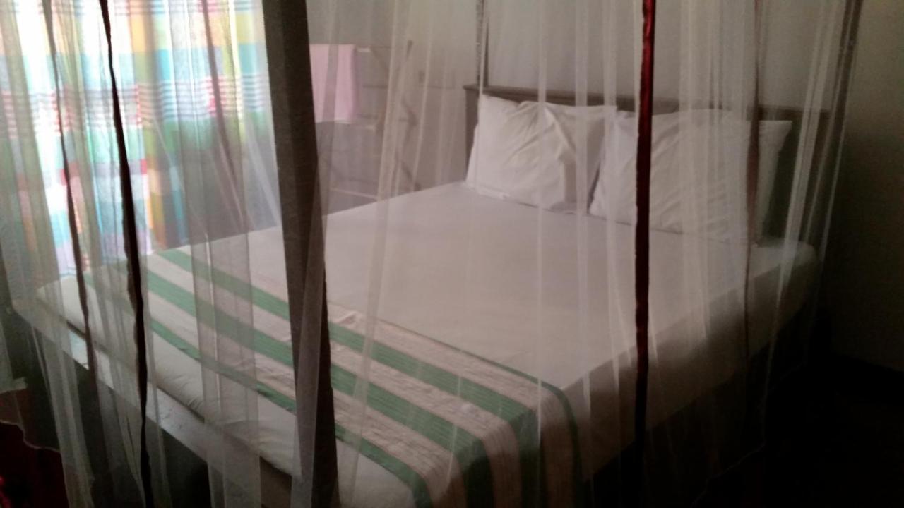 Chelli Homestay Negombo Exterior photo